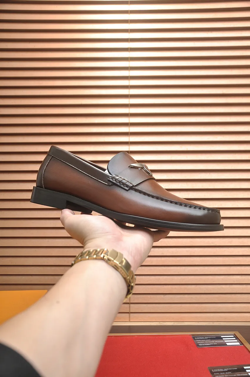 Men's men's shoes 💰560💶 [LV] (original single cowhide lining) 🍀LV's latest genuine leather business suit shoes are launched simultaneously on the official website. The first-layer cowhide imported from Italy is made of heavy gold, 💥1:1 rubber outsole from the official website. Versatile to wear, high-end without losing class, and the color combination is extraordinary. This four-season style is alluring when worn on your feet, showing off your big-name flair. Standard code 38-44 (45 customized)